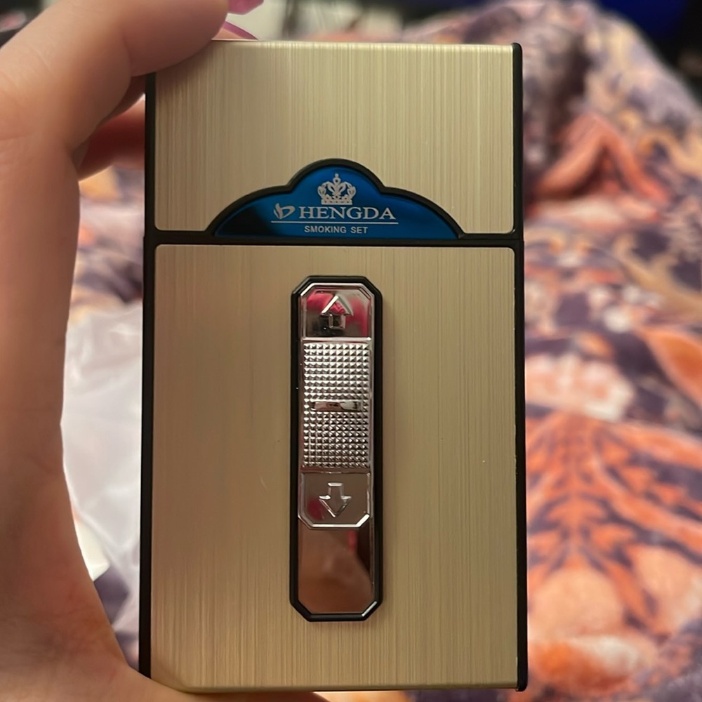Gold/Black Reusable Cigrette Box with built in electric lighter.Hard case.